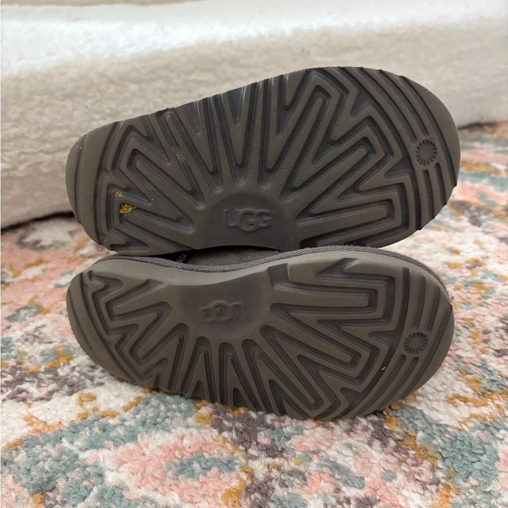 Gray Uggs size toddler 10 - Picture 4 of 5